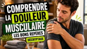 Une personne en tenue de sport assise près d’une fenêtre touche doucement son épaule dans un intérieur calme après un effort.